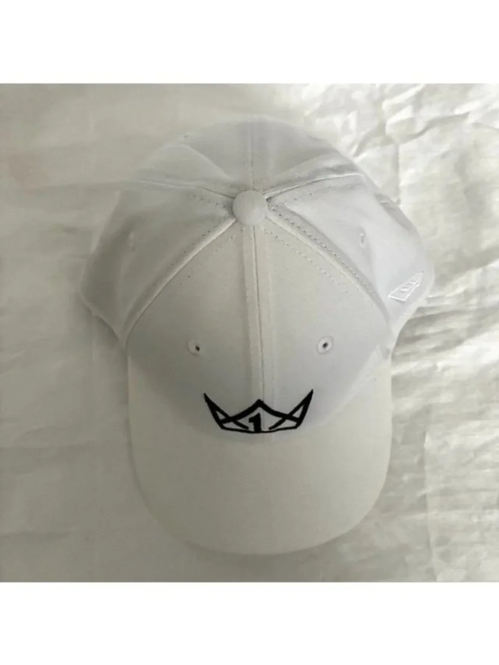 New Era 39Thirty White Stretch-Fit Cap With Black Crown Logo Embroidery